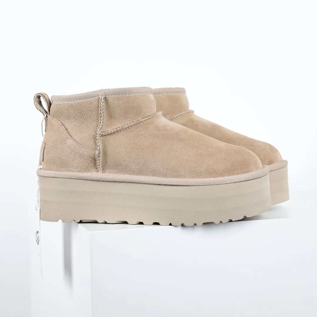 Pick up locally 💰560 Core recommended good price In the new year, uug launched a series of styles, which are partially geared towards the preferences of young consumers and have also moved to the forefront of fashion trends. Shoe body material: water-repellent coated suede upper, 17mm UGGPURE™ implantable wool insole, lightweight non-slip and comfortable rubber outsole, with brand LOGO and trademark, with full packaging Size: 35 36 37 38 39 40